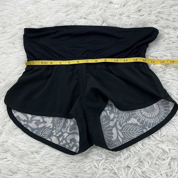 Lululemon Flip Out Boardshort Black / Beachy Floral White Fossil - Picture 2 of 6